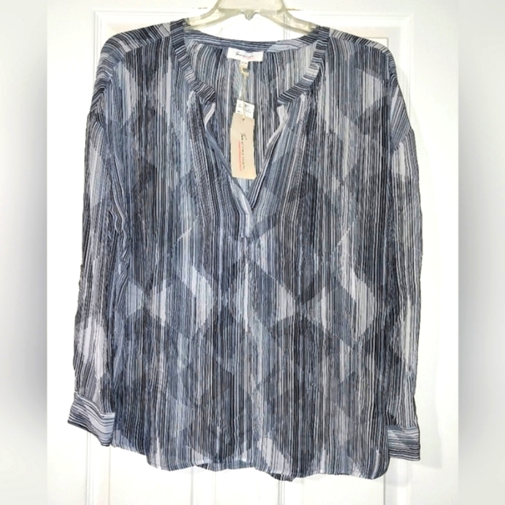 Two by Vince Camuto Navy Geometric Blouse